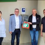 Neuer Defibrillator an der Krötensee-Mittelschule installiert
