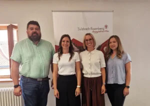 Von links: Bürgermeister Stefan Frank, Kathrin Dietrich, Jana Pilhofer und Hauptamtsleiterin Franziska Rebhan stehen vor einem Aufsteller der Stadt Sulzbach-Rosenberg