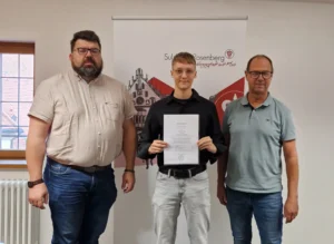 von-links-buergermeister-stefan-frank-mit-jannik-seuss-und-personalamtsleiter-roland-maul