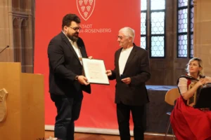 buergermeister-stefan-frank-uebergibt-buergermedaille-an-peter-zahn