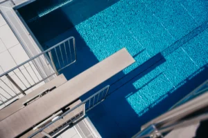 walbad-drohnenansicht-sprungbrett-springerbecken-wasser